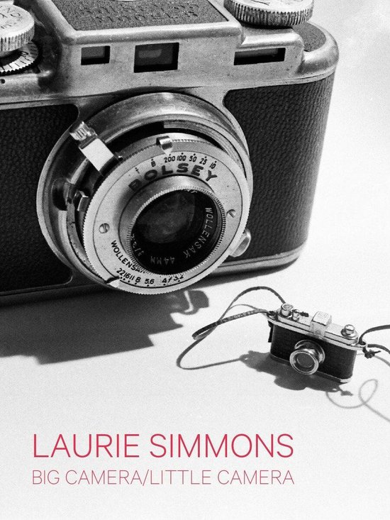 Een close-up van een vintage camera met lens en een miniatuur camera ernaast. Tekst: LAURIE SIMMONS BIG CAMERA/LITTLE CAMERA.