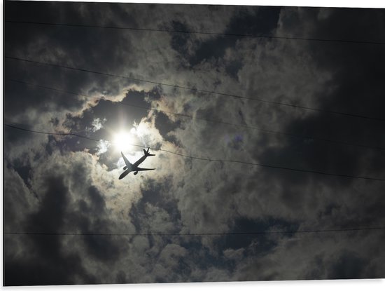 Dibond - Passagiersvliegtuig Zwemmend bij de Zon langs de Wolken - 80x60 cm Foto op Aluminium (Wanddecoratie van metaal)