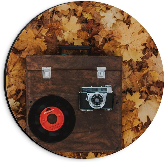 Dibond Muurcirkel - Muziekplaat en Vintage Camera op Koffer tussen de Herfstbladeren - 20x20 cm Foto op Aluminium Muurcirkel (met ophangsysteem)