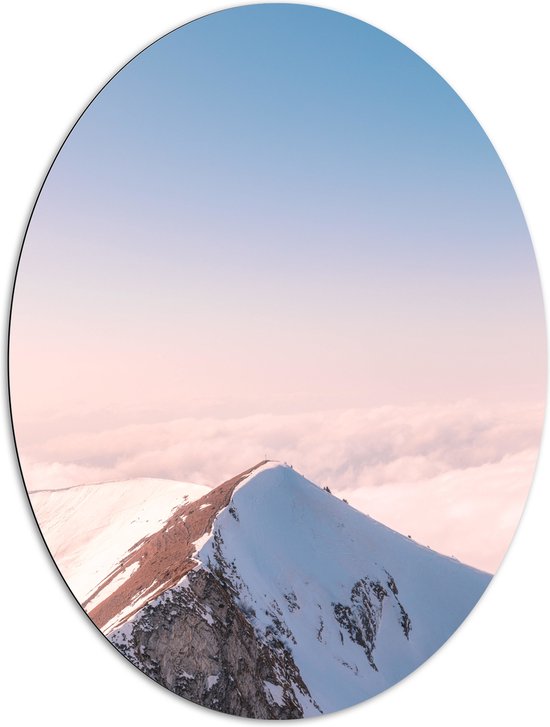 Dibond Ovaal - Bergen - Sneeuw - Wolken - Bergtop - 81x108 cm Foto op Ovaal (Met Ophangsysteem)