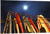 Acrylglas - Rij Surfplanken in Hek op het Strand tijdens de nacht - 105x70 cm Foto op Acrylglas (Met Ophangsysteem)