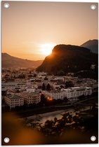 Tuinposter – Bergen - Water - Zonsondergang - Planten - Bomen - Huizen - Gebouwen - 40x60 cm Foto op Tuinposter (wanddecoratie voor buiten en binnen)