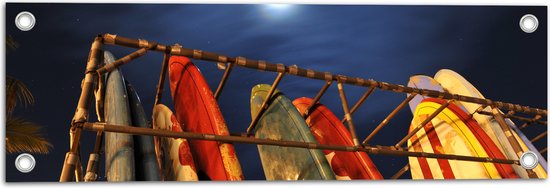 Tuinposter – Rij Surfplanken in Hek op het Strand tijdens de nacht - 60x20 cm Foto op Tuinposter (wanddecoratie voor buiten en binnen)