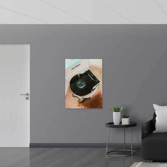 Muursticker - Foto van Zwarte Platen in Witte Platenspeler op Tafeltje - 75x100 cm Foto op Muursticker