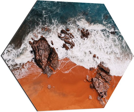 Dibond Hexagon - Water - Zee - Stenen - Zand - Strand - 70x60.9 cm Foto op Hexagon (Met Ophangsysteem)