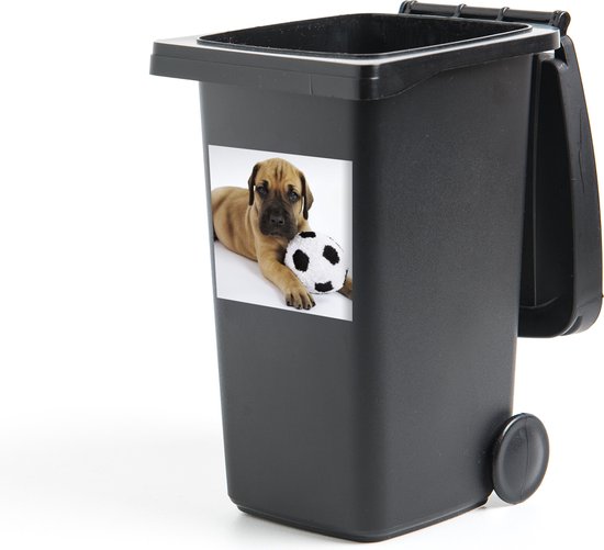 Container sticker Een bruine puppy met een voetbal - 40x40 cm - Kliko sticker