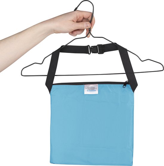 Een hand houdt een opvouwbare blauwe poncho aan een kleerhanger.