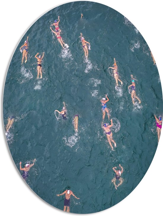 PVC Schuimplaat Ovaal - Water - Zee - Personen - Zwemmen - 51x68 cm Foto op Ovaal (Met Ophangsysteem)