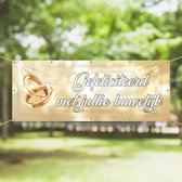 Spandoek Gefeliciteerd met jullie huwelijk - Goud - Bruiloft - Trouwerij - Felicitatie - 150 x 50 cm - met ringen - Banier- PVC - Banner - Indoor en Outdoor – Versiering - Decoratie