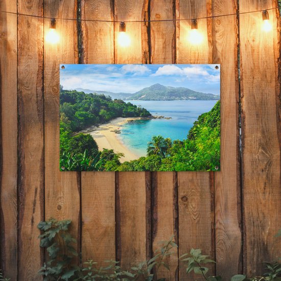 Tuinposter 90x60 cm - Tuindecoratie Strand - Zee - Eiland - Boom - Poster voor in de tuin - Buiten decoratie - Schutting tuinschilderij - Tuindoek muurdecoratie - Wanddecoratie balkondoek