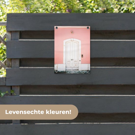 Tuinposter 30x40 cm - Tuindecoratie Hout - Deur - Roze - Wit - Poster voor in de tuin - Buiten decoratie - Schutting tuinschilderij - Tuindoek muurdecoratie - Wanddecoratie balkondoek