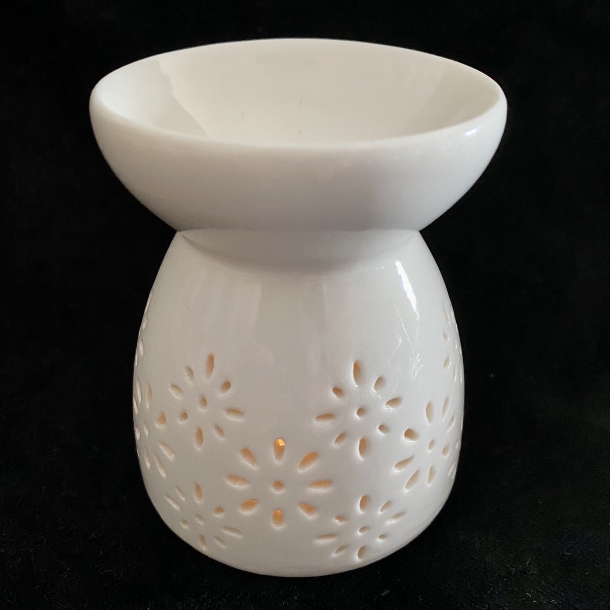 Goedkoopste Oliebrander in wit keramiek met uitgesneden bloemen 9x7,5x7.5cm Aromabrander voor geurolie of wax smelt