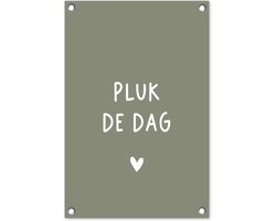 Tuinposter tekst - Pluk de dag - Quotes - Tuindecoratie Olijfgroen - Tuinschilderij voor buiten - Schutting decoratie - Tuin - 40x60 cm - Schuttingdoek - Tuindoek - Wanddecoratie buiten