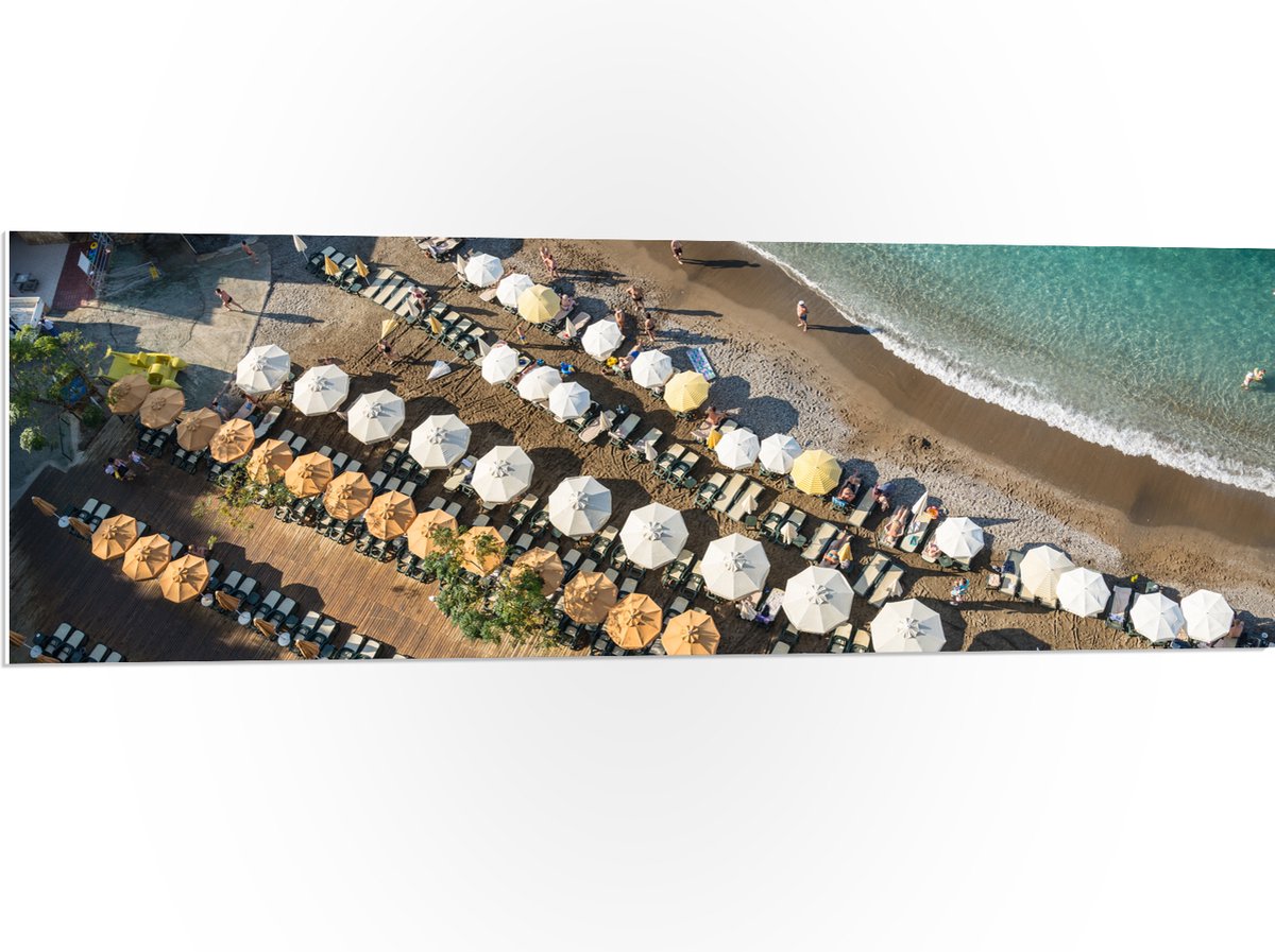 PVC Schuimplaat - Zee - Strand - Bedjes - Parasols - Water - Hout - Mensen - 120x40 cm Fot