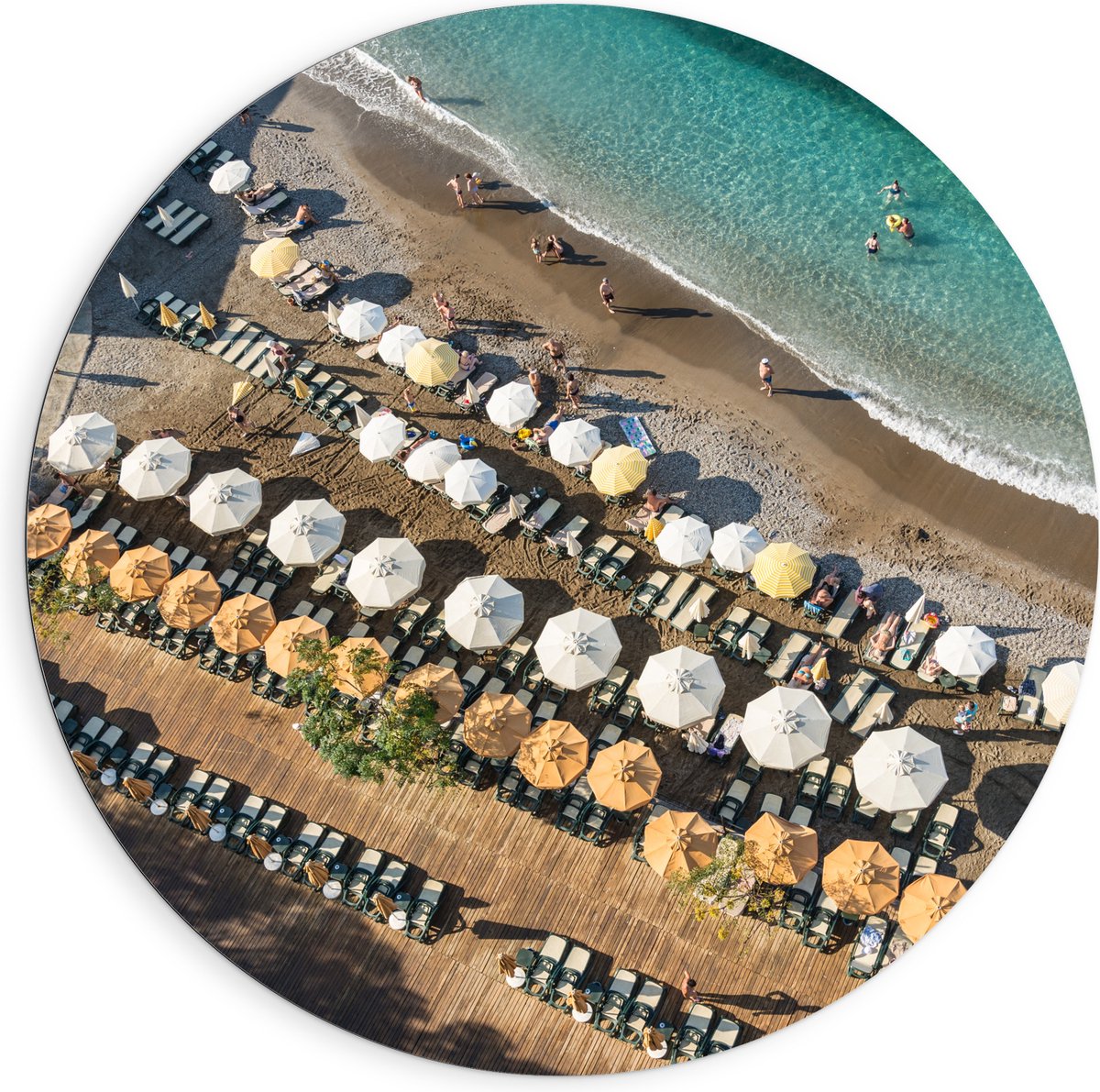 Dibond Muurcirkel - Zee - Strand - Bedjes - Parasols - Water - Hout - Mensen - 90x90 cm Foto op Aluminium Muurcirkel (met ophangsysteem)