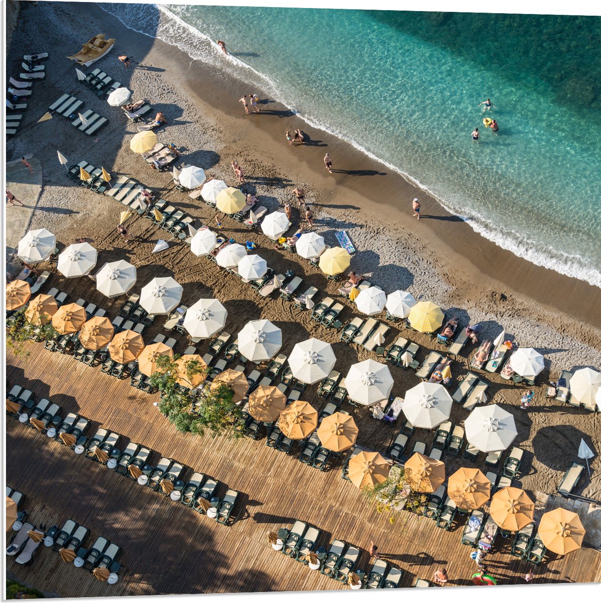 PVC Schuimplaat - Zee - Strand - Bedjes - Parasols - Water - Hout - Mensen - 80x80 cm Foto op PVC Schuimplaat (Met Ophangsysteem)