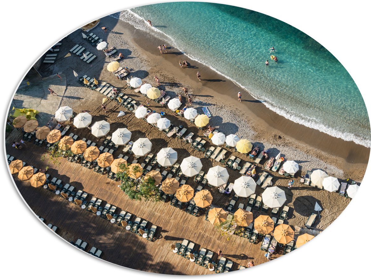 PVC Schuimplaat Ovaal - Zee - Strand - Bedjes - Parasols - Water - Hout - Mensen - 68x51 c