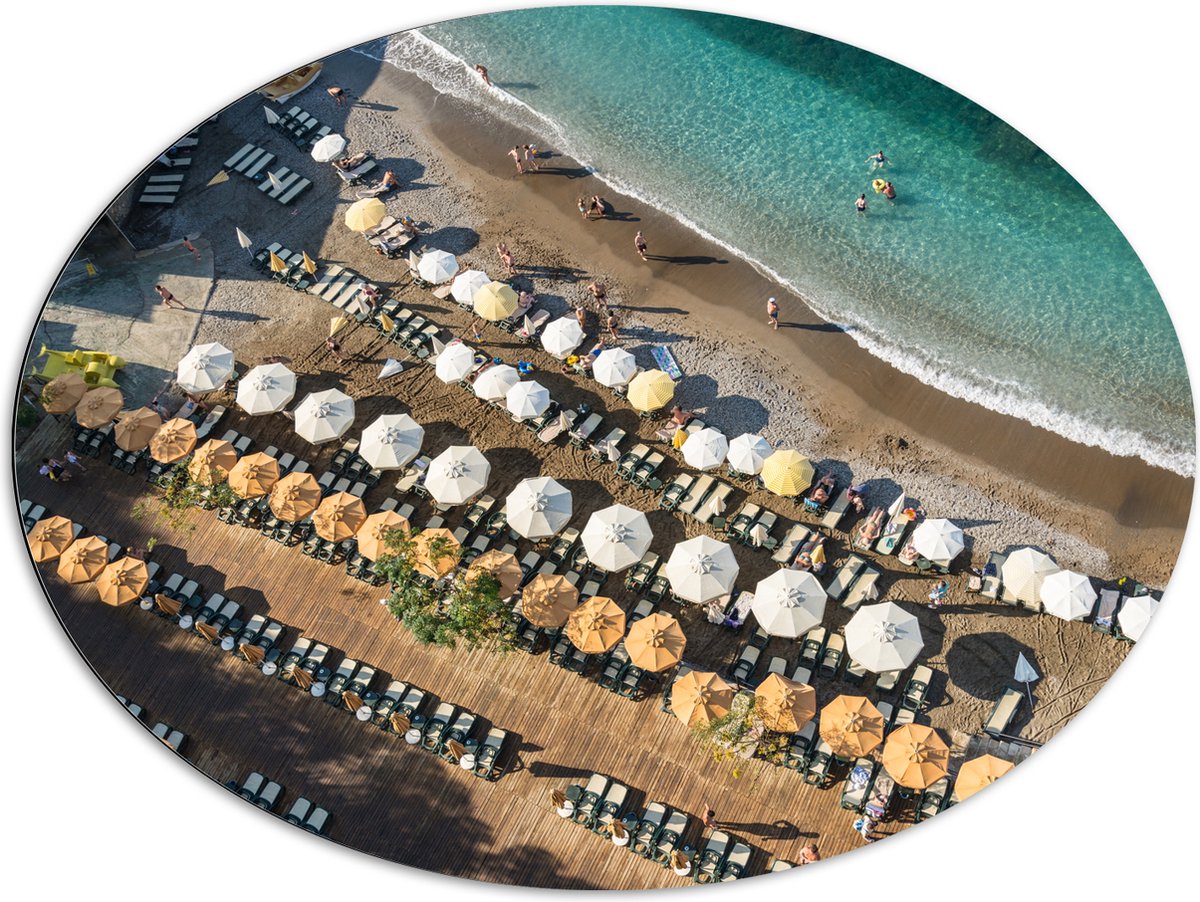 Dibond Ovaal - Zee - Strand - Bedjes - Parasols - Water - Hout - Mensen - 96x72 cm Foto op