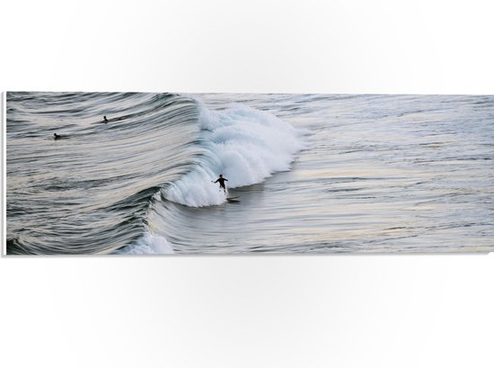 PVC Schuimplaat- Zee - Golven - Mensen - Surfen - Surfplank - Hobby - 60x20 cm Foto op PVC Schuimplaat