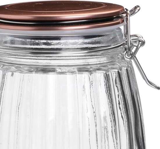 Détail d'un pot de conservation en verre côtelé verticalement, avec couvercle couleur cuivre et fermeture à levier argentée.
