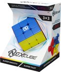 Verpakking van de Nexcube 3x3 kubus, met een kubus met blauwe, rode en gele zijden. Tekst: "SUPER SMOOTH SUPER FAST", "ADJUSTABLE ELASTICITY".