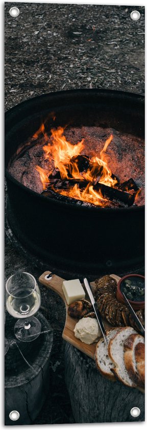 Tuinposter – Vuur - Hout - Eten - Drinken - Glazen - 30x90 cm Foto op Tuinposter (wanddecoratie voor buiten en binnen)