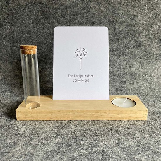 Kaarthouder | Gedenkplankje [21 cm] van hout met glazen buisje en waxinelichtje + Kaart 'Een lichtje in deze donkere tijd' inclusief envelop