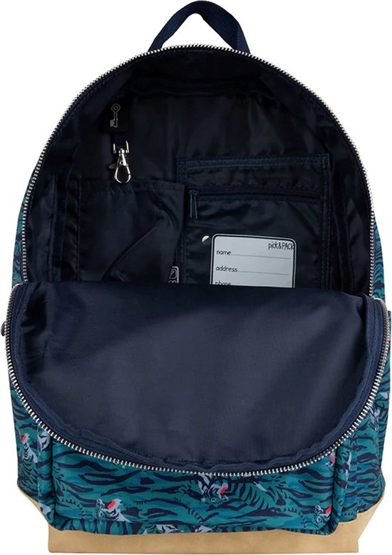 Open blauwe rugzak met tijgerprint, zandkleurige onderkant, vakjes voor naam, adres en telefoon.