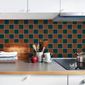 Carreaux marron et verts en damier, derrière une cuisinière.