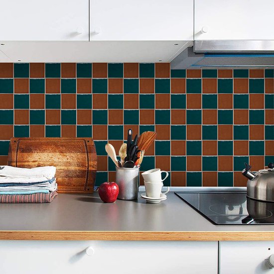 Carreaux marron et verts en damier, derrière une cuisinière.