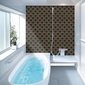 Carreaux marron et verts en damier, sur un mur de salle de bain.