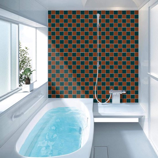 Carreaux marron et verts en damier, sur un mur de salle de bain.