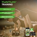 Twee mannen maken push-ups met kettlebells op het strand, met tekst over een gratis fitness app.