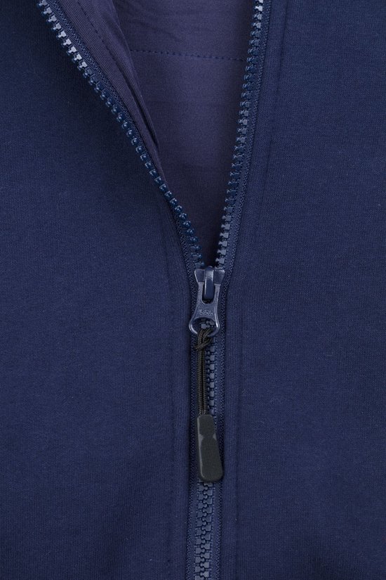 Detailopname van de ritssluiting van een donkerblauwe hoodie.