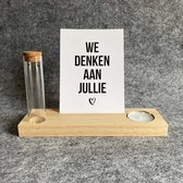 Kaarthouder | Gedenkplankje [21 cm] van hout met glazen buisje en waxinelichtje + Kaart 'We denken aan jullie' inclusief envelop