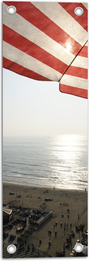 Tuinposter – Strand - Zee - Zand - Parasol - Mensen - Strandtent - Zon - 20x60 cm Foto op Tuinposter (wanddecoratie voor buiten en binnen)