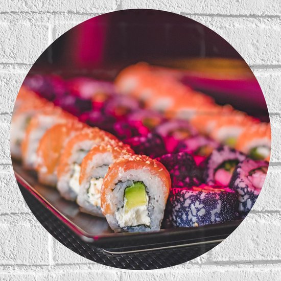 Muursticker Cirkel - Schaal Vol met Verschillende Smaken Sushi in Paars Licht - 40x40 cm Foto op Muursticker