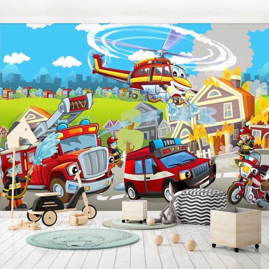 Een vrolijke brandweerprint met een brandweerwagen, helikopter en brandweerlieden in een stad.