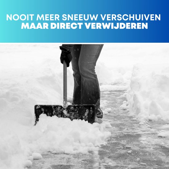 Persoon met spaden sneeuw aan het ruimen op een betegeld pad.