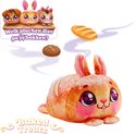 Pluche konijn dat op brood lijkt, met roze oren, met twee broodjes en de tekst "Welk pluchen dier ga jij bakken?"
