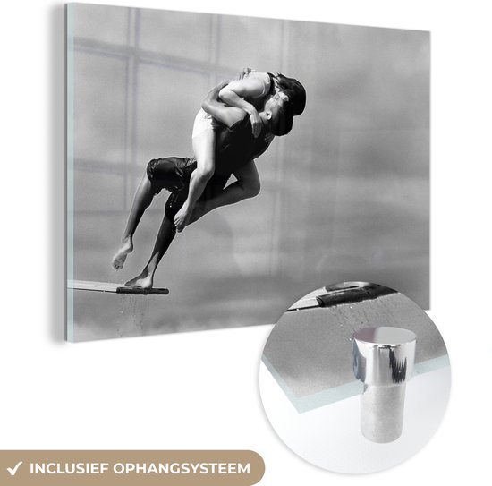 ® Glasschilderij 60x40 cm - Schilderij acrylglas - Koppel - Duikplank - Zwart - Wit - Liefde - Foto op glas - Muurdecoratie woonkamer - Wanddecoratie slaapkamer - Schilderijen