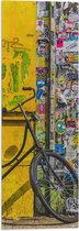 Vlag - Zwarte Fiets Geparkeerd bij Graffiti Muur - 20x60 cm Foto op Polyester Vlag