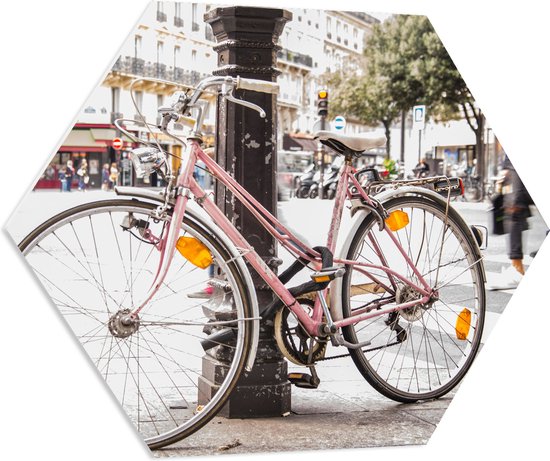 PVC Schuimplaat Hexagon - Roze Fiets Geparkeerd in Franse Stad - 70x60.9 cm Foto op Hexagon (Met Ophangsysteem)