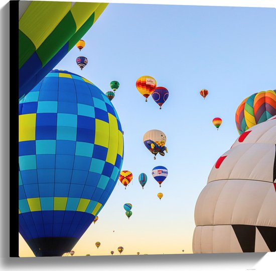 Canvas - Tussen de Luchtballonnen in de Lucht - 60x60 cm Foto op Canvas Schilderij (Wanddecoratie op Canvas)