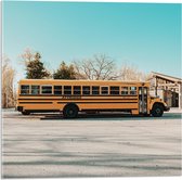 Acrylglas - Gele Schoolbus Rijdend onder Blauwe Lucht - 50x50 cm Foto op Acrylglas (Met Ophangsysteem)