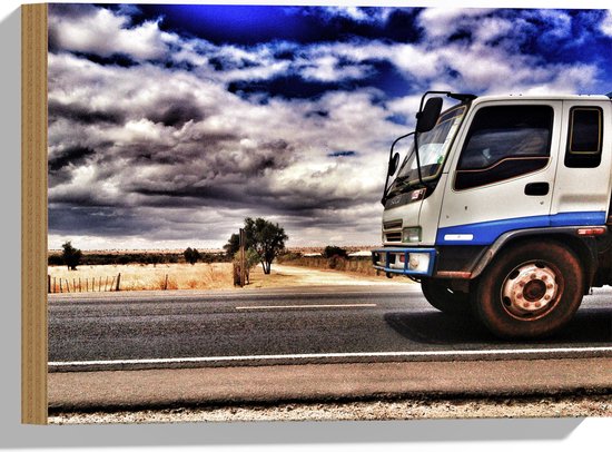 Hout - Blauw met Witte Truck Rijdend over Weg - 40x30 cm - 9 mm dik - Foto op Hout (Met Ophangsysteem)