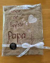 taupe handdoek voor de liefste papa/vaderdag cadeau/badhanddoek/geborduurde tekst