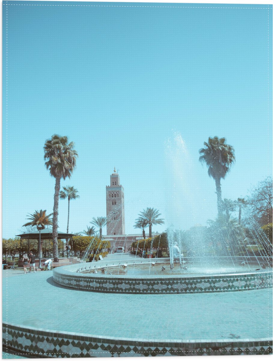 Vlag - Gebouw - Fontein - Water - Bomen - Palmbomen - Mensen - 30x40 cm Foto op Polyester