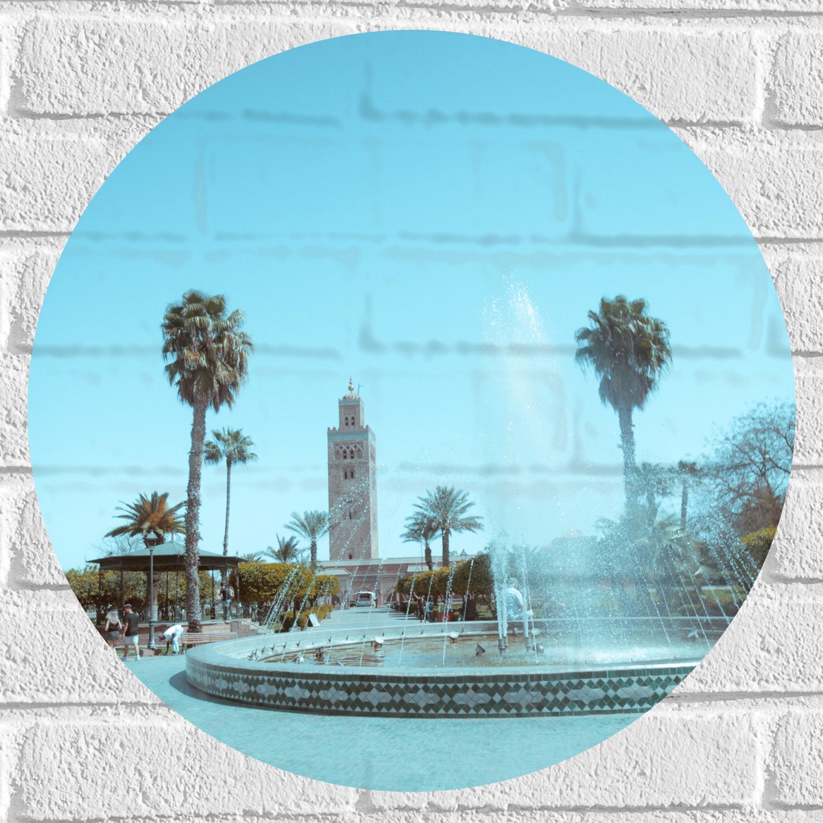 Muursticker Cirkel - Gebouw - Fontein - Water - Bomen - Palmbomen - Mensen - 50x50 cm Foto