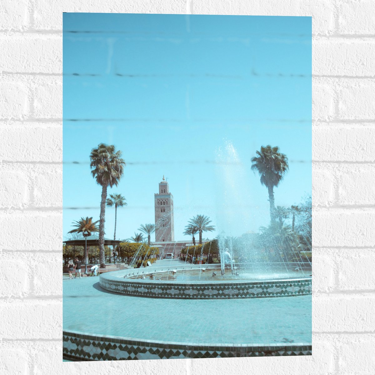 Muursticker - Gebouw - Fontein - Water - Bomen - Palmbomen - Mensen - 40x60 cm Foto op Muu